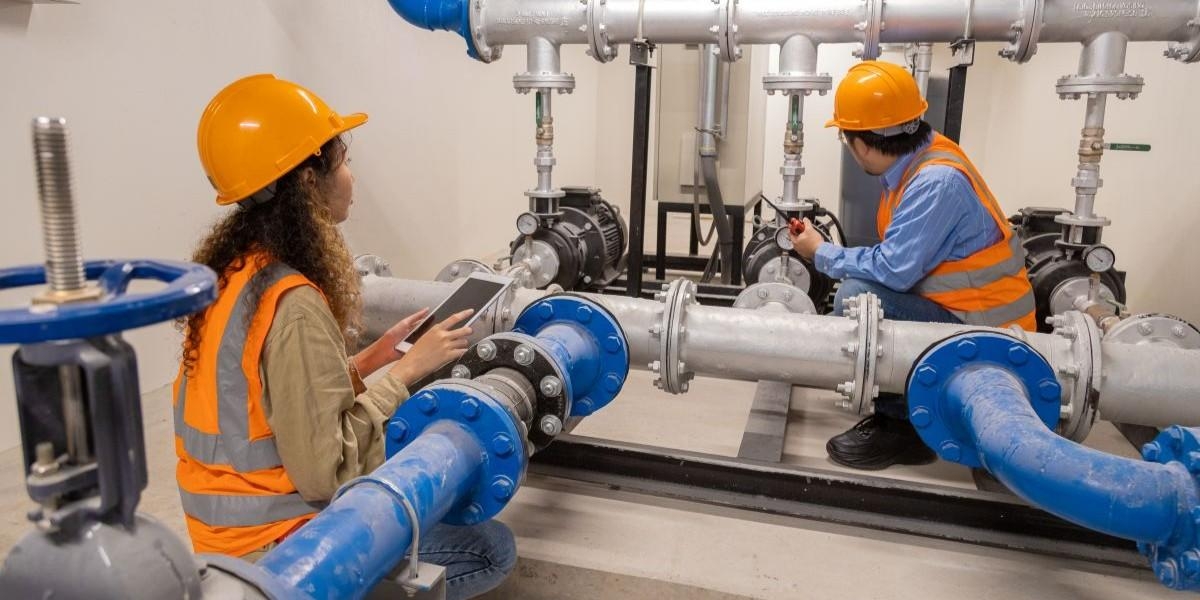 Como a manutenção impacta diretamente o consumo de água e energia de um edifício?